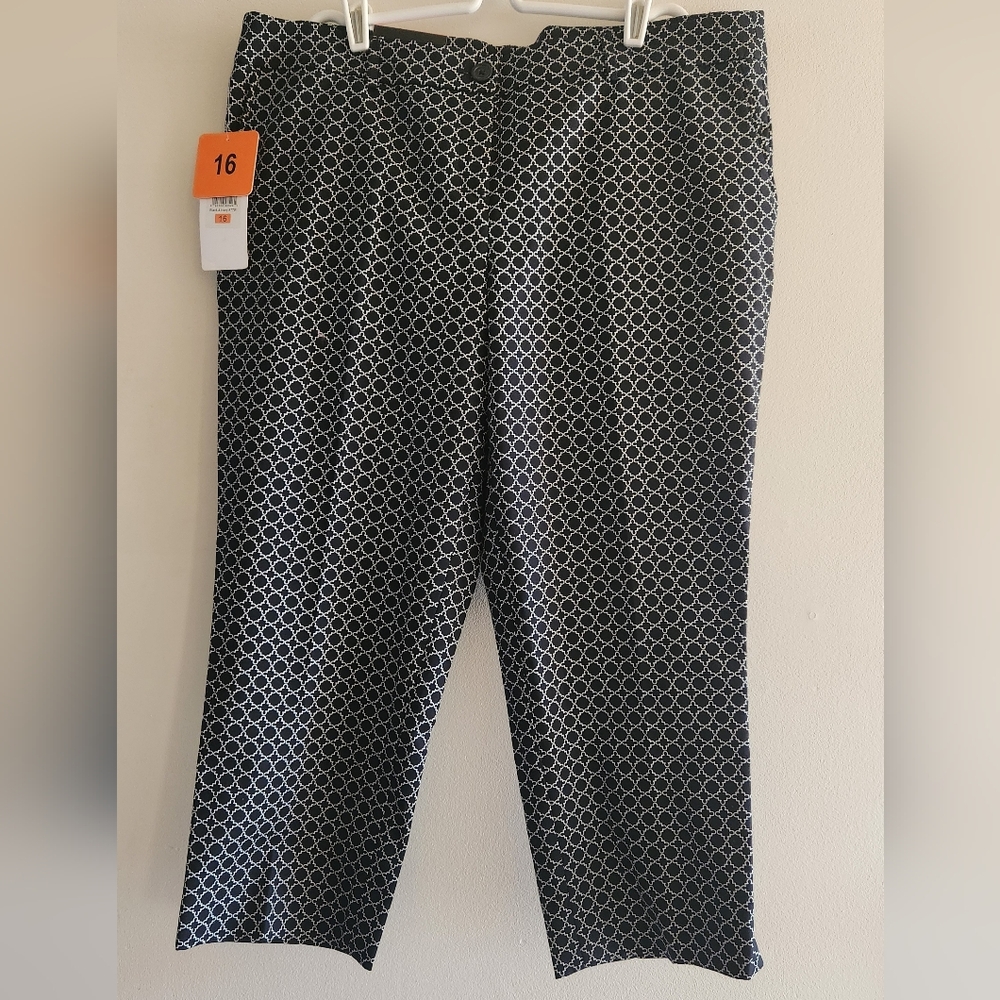 🆕️ Hilary Radley Geometric Black/Ivory Slim Leg Size 16 Capris